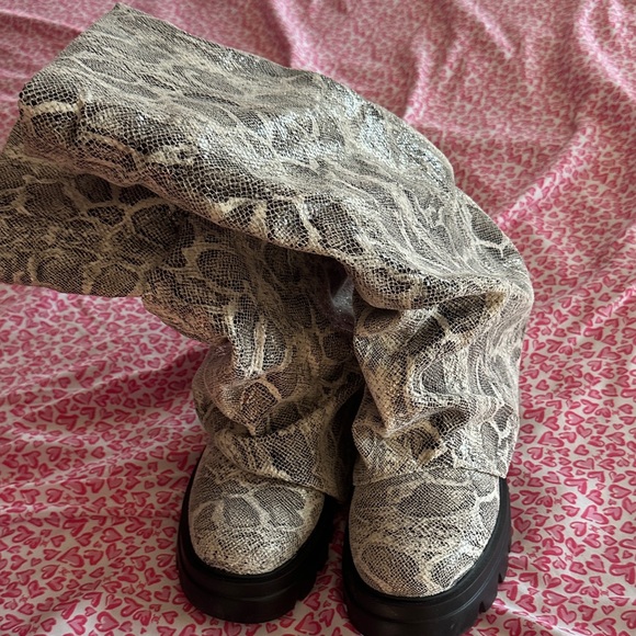 AKIRA Snakeskin Patterned Pet Boots - Picture 3 of 4